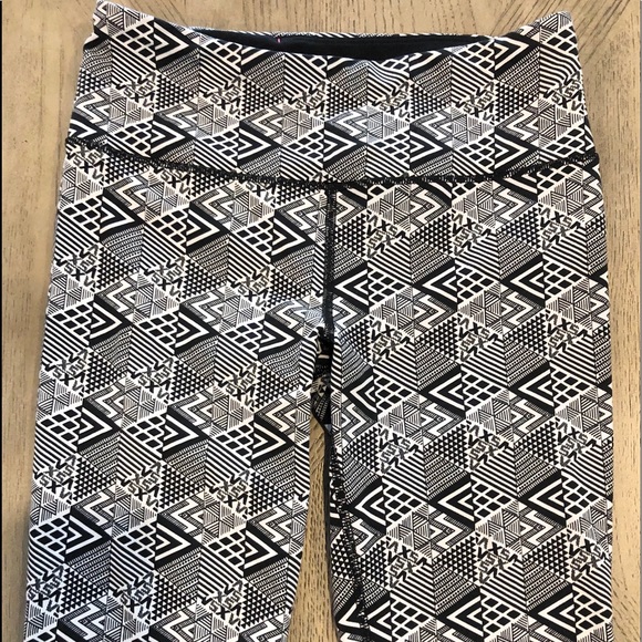 NWOT Victoria’s Secret Knockout cropped leggings - Picture 2 of 3